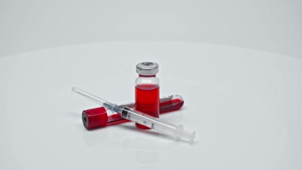 実験室でのコロナウイルスワクチン血液サンプル注射器 — ストック動画
