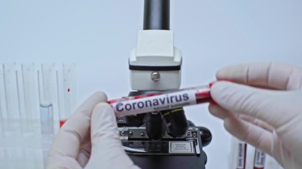 Visão Recortada Cientista Que Pesquisa Amostra Sangue Coronavírus Microscópio — Vídeo de Stock