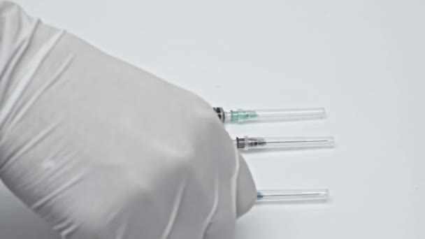 vue recadrée du médecin prenant des seringues avec le vaccin contre le coronavirus 