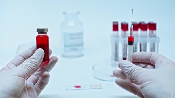 Bilim Adamının Elinde Şırınga Kırmızı Aşı Tutarken Çekilmiş Görüntüsü — Stok video