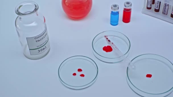 Laboratoriumglaswerk Met Bloeddruppels Coronavirusvaccin Flessen — Stockvideo