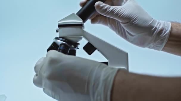 Bijgesneden Beeld Van Wetenschapper Het Opzetten Van Microscoop — Stockvideo