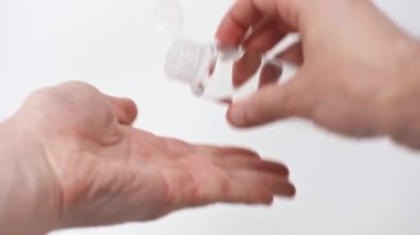 Beyaz, covid-19 konseptine izole edilmiş el dezenfektanı uygulayan bir adam görüşü
