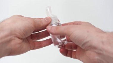 Beyaz, covid-19 konseptinde el dezenfektanı gösteren adamın kısmi görüntüsü