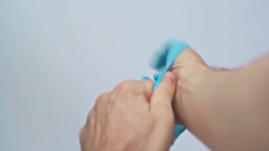 Kırpılmış insan görüşü, lateks eldivenler takıyor gri, covid-19 konsepti izole edilmiş.