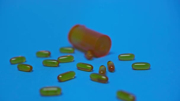 Selektivní Zaměření Válcování Sklenice Blízkosti Pilulek Modrém Povrchu — Stock video