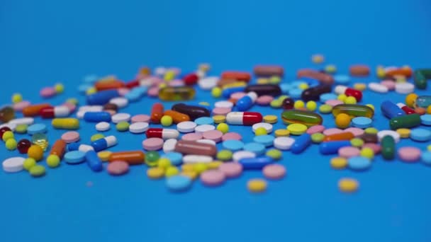 Selektiver Fokus Bunter Pillen Auf Blauer Oberfläche — Stockvideo
