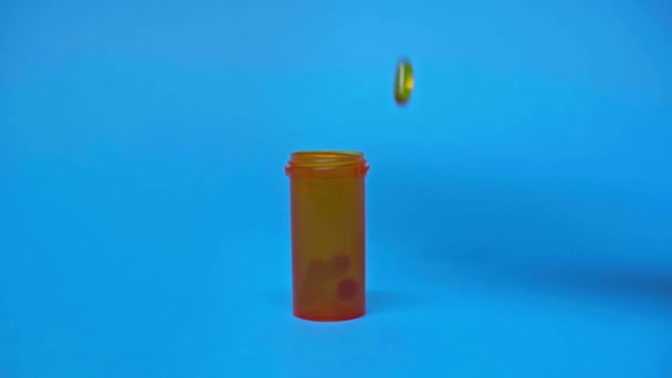 Zeitlupe Von Pillen Die Glas Auf Blauem Hintergrund Fallen — Stockvideo