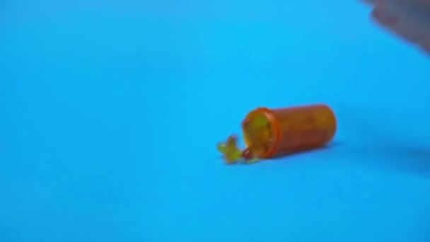 Movimento Lento Homem Jogando Frasco Com Pílulas Superfície Azul — Vídeo de Stock