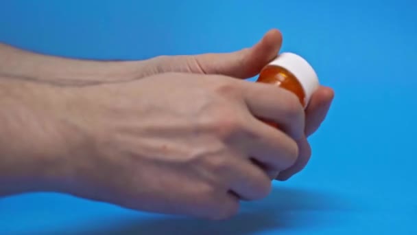 Обрізаний Вид Людини Приймає Таблетки Склянку Води Синьому Фоні — стокове відео