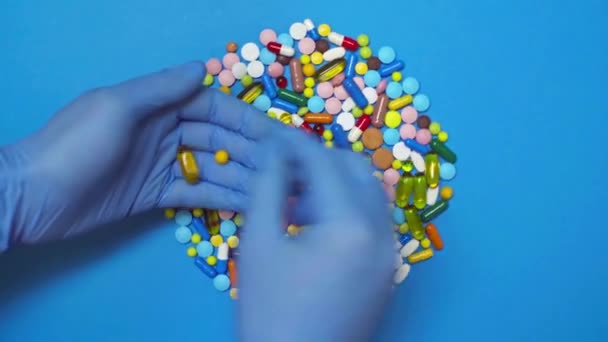 Vue du dessus du médecin prenant des pilules de la surface bleue filante 