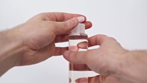 Beskärd Man Tillämpa Handdesinfektionsmedel Isolerad Vit Covid Koncept — Stockvideo