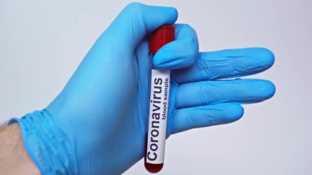 Doktorun Coronavirus Test Tüpünü Gri Renkte Tutarken Çekilmiş Görüntüsü — Stok video