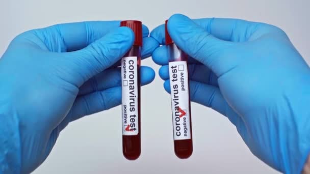 Visão Recortada Médico Mostrando Tubos Testes Coronavírus Isolados Cinza — Vídeo de Stock