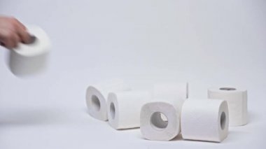 Kırpılmış beyaz kağıt rulo alan adam manzarası 