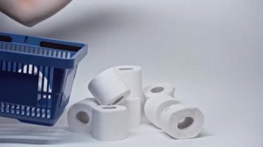 Adamın yavaş çekimde tuvalet kağıdını beyaz sepetine koyması 