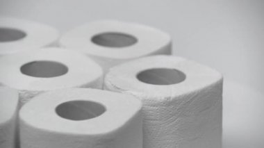beyaz üzerine yuvarlanan temiz ve yumuşak tuvalet kağıdının seçici odağı 