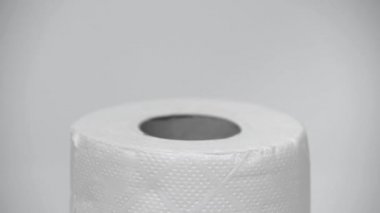 beyaz üzerine yuvarlanan temiz tuvalet kağıdının seçici odağı 