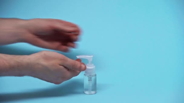 Vue Recadrée Homme Utilisant Liquide Antibactérien Bouteille Sur Bleu — Video