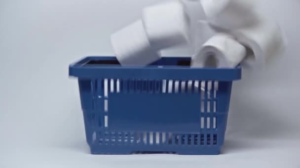 Långsamma Rörelser Toalettpapper Faller Varukorgen Vitt — Stockvideo