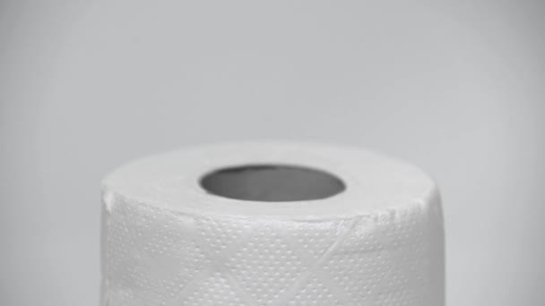 清洁卫生纸在白纸上滚动的选择性焦点 — 图库视频影像