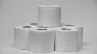 beyaz üzerine yuvarlanan temiz tuvalet kağıdı. 