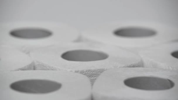 Beyaz Üzerine Yuvarlanan Tuvalet Kağıdını Kapat — Stok video