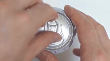 Beyaz yüzeyde bira kutusu açan adam görüntüsü