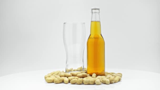 Caneca Vazia Garrafa Cerveja Leve Perto Amendoins Isolados Branco — Vídeo de Stock