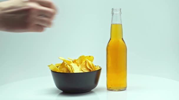 Vista Cortada Homem Tomando Batatas Fritas Garrafa Cerveja Leve Isolada — Vídeo de Stock