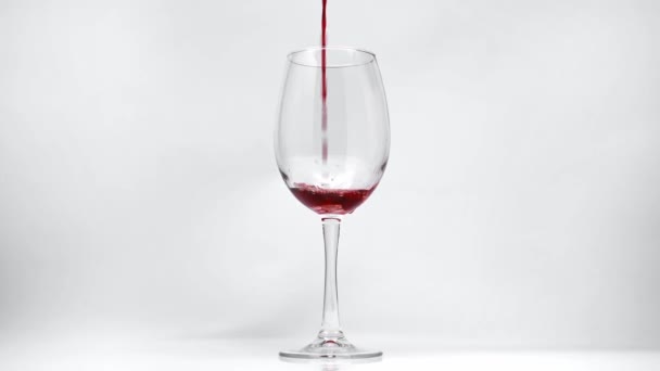 Rallentatore Vino Rosso Versando Bicchiere Vino Bianco — Video Stock