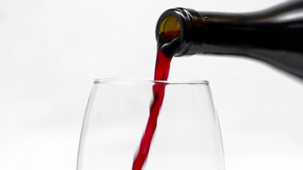 Cámara Lenta Del Vino Tinto Que Vierte Cristal Botella Sobre — Vídeo de stock