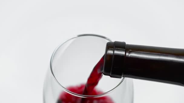 Αργή Κίνηση Του Κόκκινου Κρασιού Χύνοντας Ποτήρι Κρασιού Από Μπουκάλι — Αρχείο Βίντεο