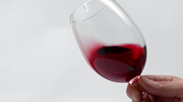 Langzame Beweging Van Mens Draaiend Glas Rode Wijn Geïsoleerd Wit — Stockvideo