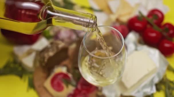 Movimento Lento Vinho Branco Derramando Copo Vinho Garrafa — Vídeo de Stock