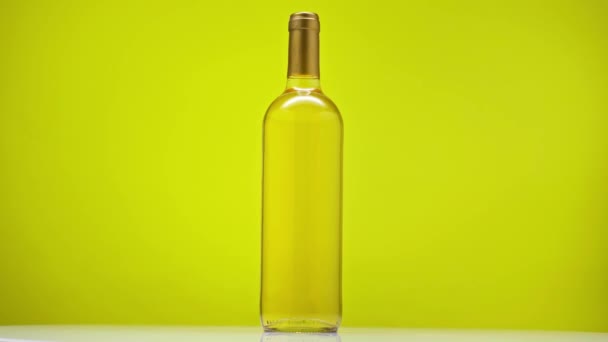 Bottle White Wine Spinning Green — Stock Video