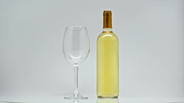 Bottle White Wine Glass Spinning Grey — Stock Video