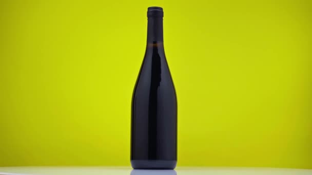 Botella Negra Con Vino Dando Vueltas Verde — Vídeo de stock