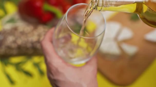 Movimento Lento Homem Derramando Vinho Branco Vidro — Vídeo de Stock