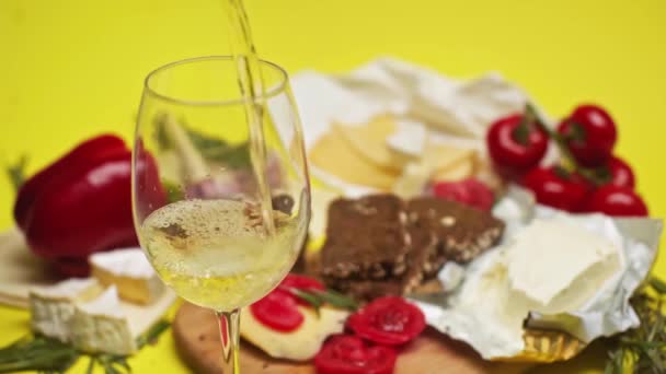 Αργή Κίνηση Του Λευκού Κρασιού Χύνοντας Ποτήρι Κοντά Στο Φαγητό — Αρχείο Βίντεο