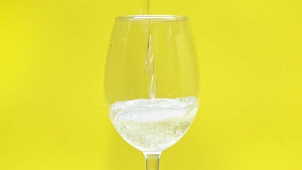Vino Blanco Vertiendo Vaso Sobre Amarillo — Vídeo de stock