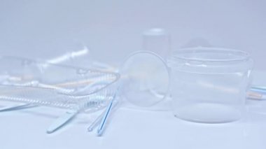 Plastik bardaklar, şişeler, pipetler ve kaplar beyaz üzerine 