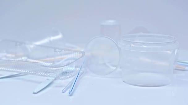 白色塑料杯 玻璃瓶 吸管和容器 — 图库视频影像