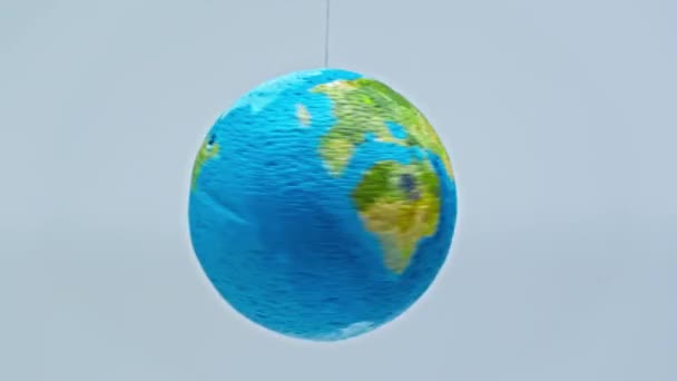 Маленький Глобус Кружляє Навколо Ізольовано Сірому — стокове відео