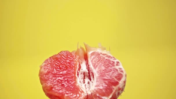 Tropfen Fallen Auf Reife Grapefruit Vereinzelt Auf Gelb — Stockvideo