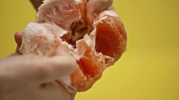 Cropped View Man Holding Juicy Grapefruit Isolated Yellow Slow Motion — Stock Video
