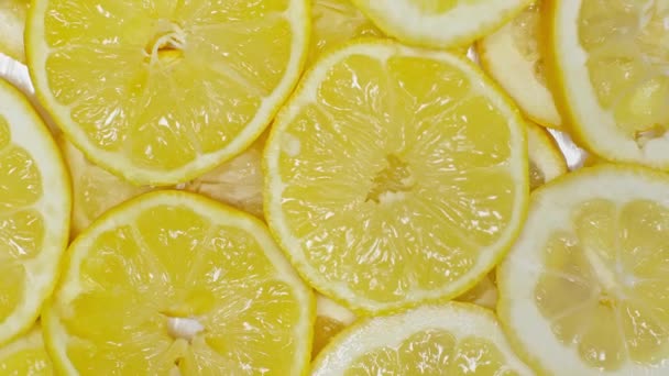 vrchní pohled na čerstvé zralé plátky citronu