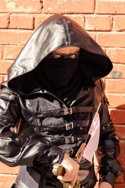 Kyiv, Ukrayna - 22 Eylül 2019. Comic Con Ukrayna Festivali. Çizgi roman festivalinde suikastçı. Süper kahraman kostümü giymiş oyuncular. Cosplay Marvel, Avengers, Oyunlar, Dc, Anime