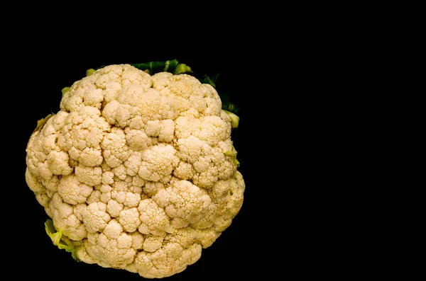 Fechar a couve-flor orgânica fresca sobre fundo preto. Conceito de alimentação de dieta. Comida Vegan. Espaço de cópia — Fotografia de Stock