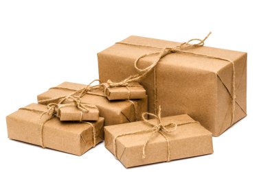 Kahverengi kraft kağıdıyla sarılmış ve beyaz arka planda sicimle bağlanmış yığınla kutu. Teslimat, taşınma, paket ve hediye konsepti